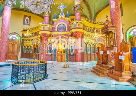 Kairo, Ägypten - Dezember 23, 2017: Die schöne Innenausstattung von St. George Kirche mit Stein Ikonostase mit eingebauten Icons, am 23. Dezember in Kairo Stockfoto