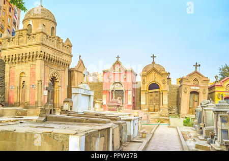 Kairo, Ägypten - Dezember 23, 2017: Der alte heruntergekommene Krypten und Gräber in mittelalterlichen Friedhof im Koptischen Viertel, am 23. Dezember in Kairo Stockfoto