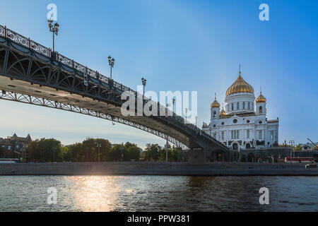 Moskau, Russland - 23 AUGUST, 2018: Die orthodoxe Kathedrale von Christus Erlöser, Moskau Fluss und patriarchalen Brücke. Stockfoto