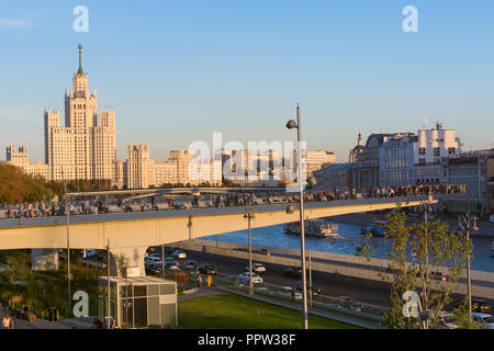Moskau, Russia-September 20,2018: Der Blick auf die Poryachiy Brücke über Fluss Moskwa bei zaryadye Park, das Boot auf dem Fluss und Kotelnicheskaya Stali Stockfoto