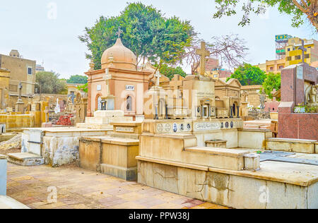 Kairo, Ägypten - Dezember 23, 2017: Die alten christlichen Friedhof mit Altersschwachen Krypten und Gräber, die am 23. Dezember in Kairo Stockfoto