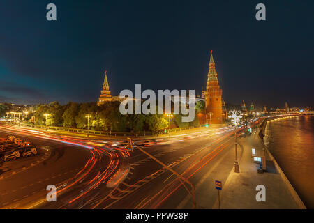 Russland Moskau - 20. September 2018: Nachtansicht der Moskauer Kreml, Kreml Damm, Ampel in der Nacht in Moskau, Russland. Stockfoto