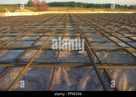 Zusammenfassung Hintergrund aus Eisen Anker zur Betonierung Metall Anker in Stahlbeton close-up 2018 bereit Stockfoto