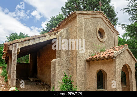 Kleine Kapelle in Montserrat - ein Multi-spitzer Berg in der Nähe von Barcelona, Katalonien, Spanien. Stockfoto