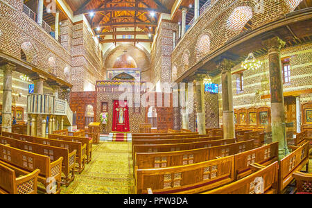 Kairo, Ägypten - Dezember 23, 2017: Das Innere des schönen mittelalterlichen St Barbara Kirche mit Fresken im Kirchenschiff spalten, am 23. Dezember in Kairo. Stockfoto