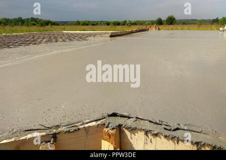 Das Fundament des Hauses Gießen den Grundstein für ein neues Gebäude 2018 Stockfoto