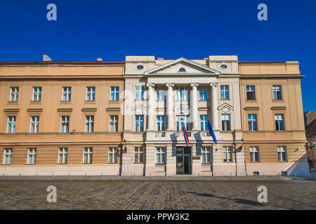 Palast des Kroatischen Sabor Parlament mit Fahnen von craotia und der Europäischen Union in Zagreb, Kroatien Stockfoto