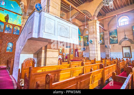 Kairo, Ägypten - Dezember 23, 2017: Der moderne Stil große steinerne Kanzel in die Koptische St. George Kirche, am 23. Dezember in Kairo. Stockfoto