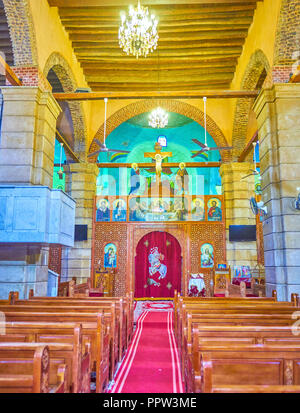 Kairo, Ägypten - Dezember 23, 2017: Der aus Holz geschnitzte Heiligtum in St. George Kirche mit Elfenbein Inlays und Reihe von Symbolen auf der Oberseite ist die Kom Stockfoto