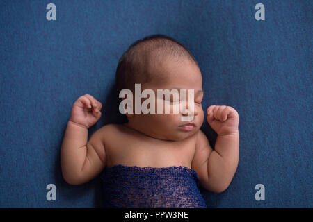 Porträt eines Schlafenden, neun Tage altes Baby Boy. Im Studio auf denim blau Material geschossen. Stockfoto