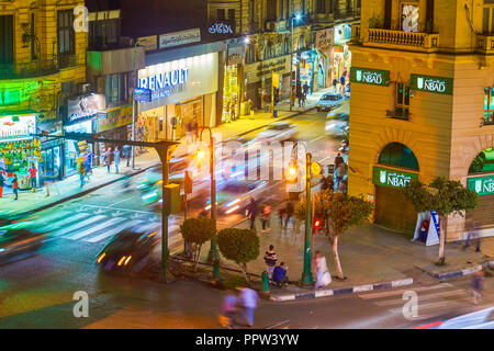 Kairo, Ägypten - Dezember 23, 2017: Die schnellen Autos in der Nacht in Talaat Harb Square, dem Zentrum des Shopping in der Stadt, am 23. Dezember in Kairo. Stockfoto