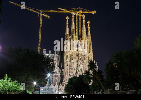 BARCELONA, SPANIEN - 13. JUNI 2014: Basilika und Sühneopfer Kirche der Heiligen Familie (Sagrada Familia). Nachtansicht Stockfoto