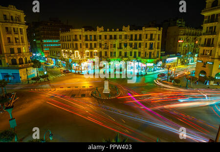 Kairo, Ägypten - Dezember 23, 2017: in der Nacht Blick auf laut Talaat Harb Square im Europäischen Geschäftsviertel mit schnellen Verkehrs- und hell erleuchtete Stockfoto