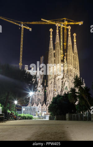 BARCELONA, SPANIEN - 13. JUNI 2014: Basilika und Sühneopfer Kirche der Heiligen Familie (Sagrada Familia). Nachtansicht Stockfoto