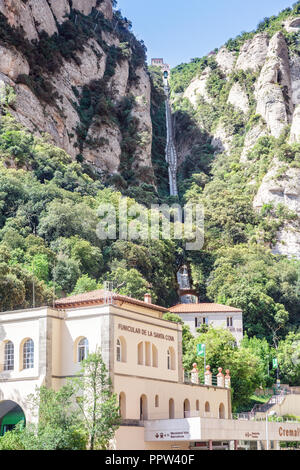 MONISTROL DE MONTSERRAT, SPANIEN - 14. JUNI 2014: Blick auf den Montserrat Seilbahn und cremallera Stationen. Katalonien, Spanien Stockfoto