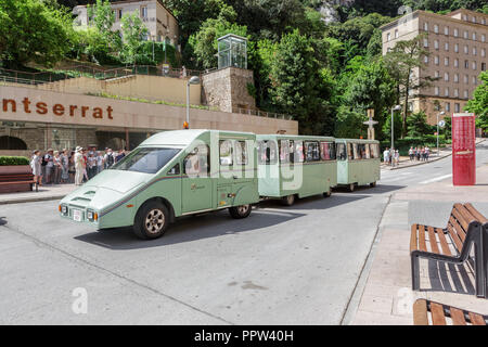 MONISTROL DE MONTSERRAT, Spanien - 4. JUNI 2014: Ausflug Auto auf dem Gebiet des Klosters in Monistrol de Montserrat Stockfoto