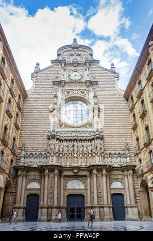 MONISTROL DE MONTSERRAT, Spanien - 4. JUNI 2014: Abtei Santa Maria de Montserrat. Es beherbergt die Jungfrau von Montserrat, der Liebling in Katalonien Stockfoto