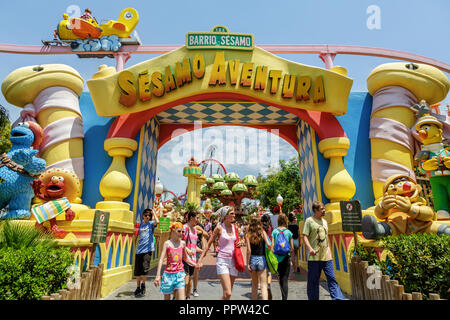 SALOU (PORTAVENTURA), Spanien - 16.Juni 2014: Eingangstor zur Attraktion Sesamo Aventura im Themenpark Port Aventura entfernt Stockfoto