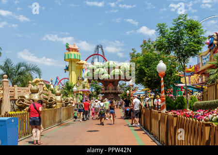 SALOU (PORTAVENTURA), Spanien - 16.Juni 2014: Themenpark Port Aventura ist eine Unterhaltung Resort im Süden Kataloniens lockt 4 Mio. Besucher im Jahr Stockfoto