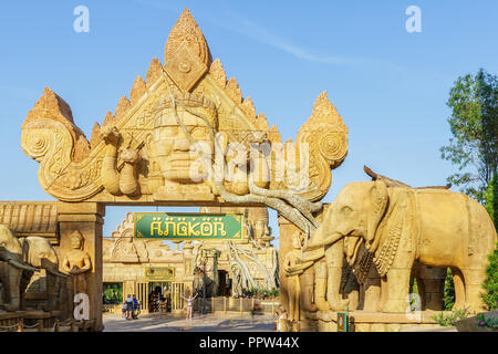 SALOU (PORTAVENTURA), Spanien - 16.Juni 2014: Eingangstor zur Attraktion Angkor im Themenpark Port Aventura entfernt Stockfoto