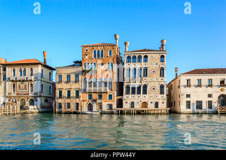 Venedig, Italien: venezianische Paläste - Palazzo Salviati und Dario - wie vom Grand Canal gesehen Stockfoto