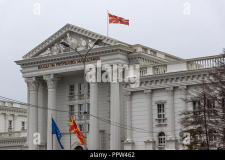 SKOPJE, MAZEDONIEN - 24. FEBRUAR 2018: die Gebäude der Regierung der Republik Mazedonien in der Stadt Skopje, Republik Mazedonien Stockfoto