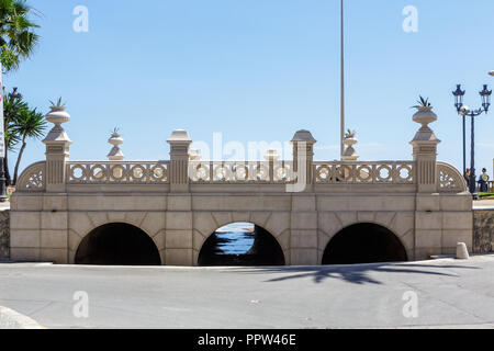 SITGES, SPANIEN - 18. JUNI 2014: Kai in der Stadt Sitges. Stockfoto
