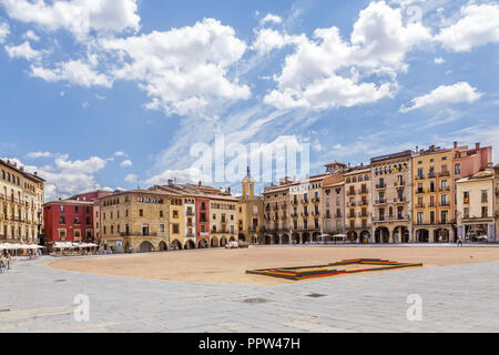 VIC, SPANIEN - 19. JUNI 2014: Historische Gebäude in der Placa Major. Stockfoto