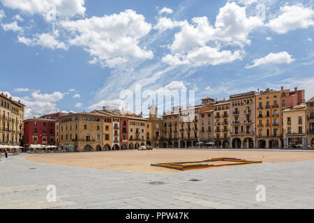 VIC, SPANIEN - 19. JUNI 2014: Historische Gebäude in der Placa Major. Stockfoto
