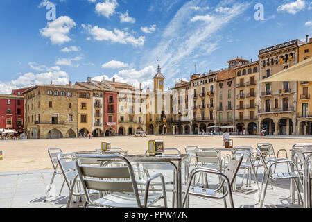 VIC, SPANIEN - 19. JUNI 2014: Historische Gebäude in der Placa Major. Stockfoto
