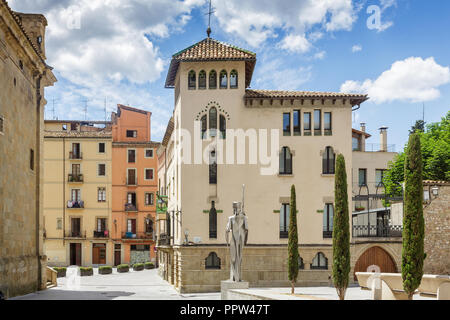 VIC, SPANIEN - 19. JUNI 2014: historische Gebäude auf dem Hauptplatz der Stadt Stockfoto