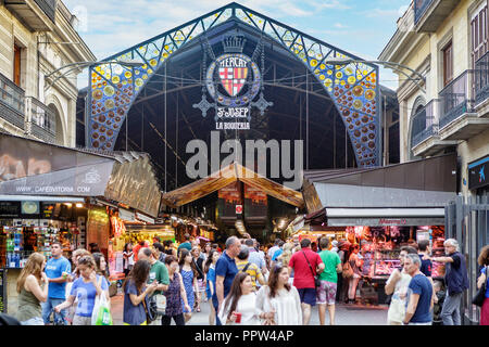 BARCELONA, SPANIEN - 11. JUNI 2014: Eingang der Markt La Boqueria in Barcelona Stockfoto