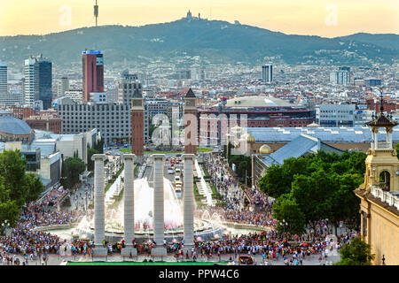 BARCELONA, SPANIEN - 12. JUNI 2014: Blick entlang der Straße in Richtung Hauptplatz Placa d Espanya und venezianischen Türmen in Barcelona. Stockfoto