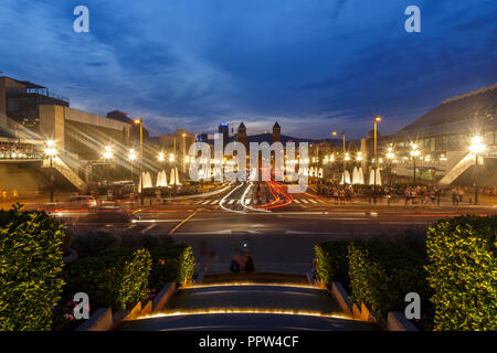 BARCELONA, SPANIEN - 12. JUNI 2014: Blick entlang der Straße in Richtung Hauptplatz Placa d Espanya und venezianischen Türmen in Barcelona. Nachtansicht Stockfoto