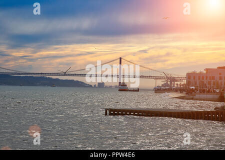 Lissabon, Portugal, 20. Oktober, 2017: Berühmte 25 April Brücke Blick von Commerce Plaza von Lissabon Stockfoto