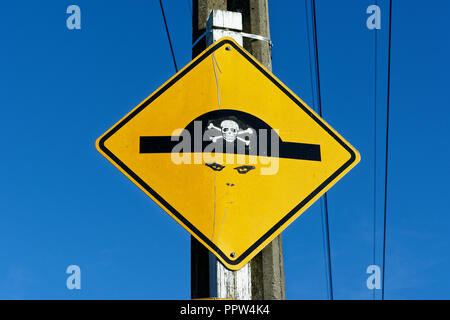 Eine passen von der Speed Bump Zeichen geändert wurde mit Graffiti in einen Piraten verwandeln Stockfoto