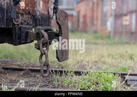 Narrow-gauge railway station in einer kleinen Stadt. Wagen und Lokomotiven auf einem Abstellgleis in der Werkstatt. Jahreszeit der Herbst. Stockfoto