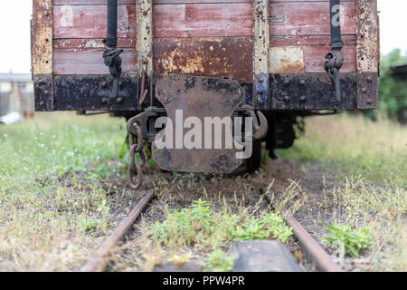 Narrow-gauge railway station in einer kleinen Stadt. Wagen und Lokomotiven auf einem Abstellgleis in der Werkstatt. Jahreszeit der Herbst. Stockfoto