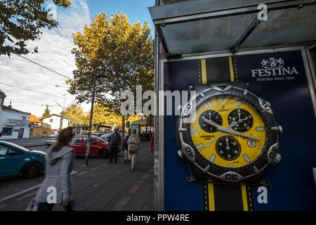 Belgrad, SERBIEN - 27. SEPTEMBER 2018: Festina Logo auf einer Anschlagtafel vor Ihrer wichtigsten Einzelhändler in Belgrad. Festina ist ein Schweizer spanische Uhrenmarke Stockfoto