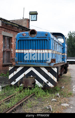 Narrow-gauge railway station in einer kleinen Stadt. Wagen und Lokomotiven auf einem Abstellgleis in der Werkstatt. Jahreszeit der Herbst. Stockfoto