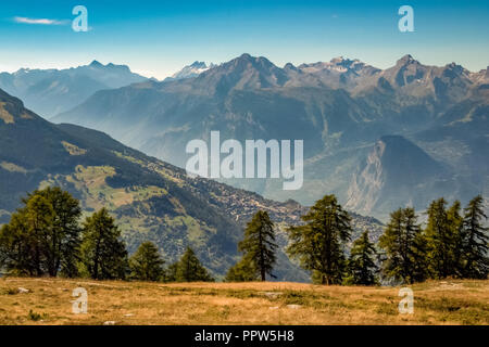 Die Abendsonne auf der majestätischen Berge in der Nähe von Tal der Rhone im späten September (Wallis, Schweiz) Stockfoto