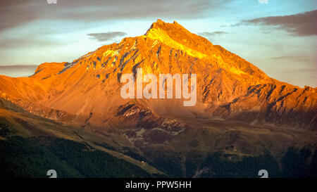 Die Abendsonne auf der majestätischen Berge in der Nähe von Tal der Rhone im späten September (Wallis, Schweiz) Stockfoto