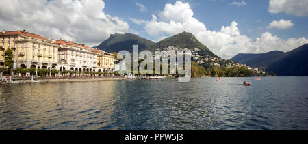 Wenn Sie mit dem Schiff von Lugano nach Gandria am Luganer See genießen Sie einen herrlichen Blick auf die Stadt Lugano im Kanton Tessin (Schweiz) Stockfoto