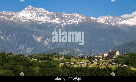 Blick auf das Dorf der Linse auf einem sonnigen Juni Tag, im Bezirk Sierre im französischsprachigen Teil des Kantons Wallis in der Schweiz Stockfoto