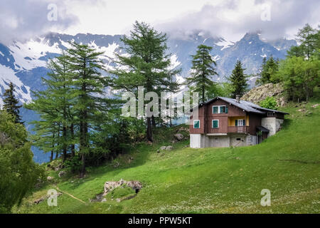 Forclaz, Schweiz - 25. Juni 2013: Altes Chalet an einem regnerischen Tag in der Nähe des Pass Col de La Forclaz im Schweizer Kanton Wallis. Stockfoto