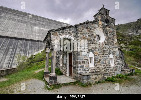 Am Fuß der Grande Dixence (die höchste Gewichtsstaumauer der Welt und der höchste Staudamm in Europa) finden wir eine Kapelle, die Kapelle Saint-Jean Stockfoto