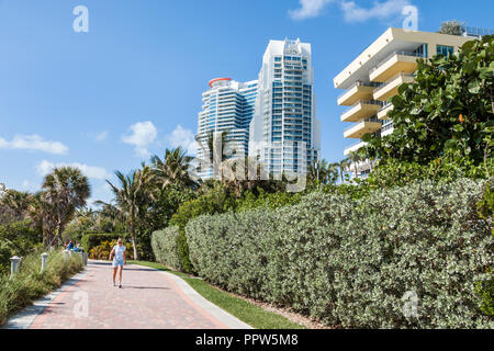 Miami Beach Florida, South Pointe SoFi, Beachwalk Walk, Frau weibliche Frauen, Ausübung, Continuum Hochhaus Luxus, Eigentumswohnung Wohnapartment Apartment Stockfoto