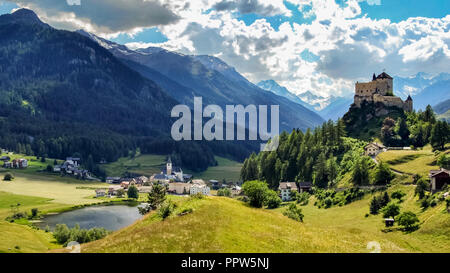 Berge in der Umgebung von Tarasp, einem Dorf im Kanton Graubünden, Schweiz. Es ist von der berühmten Burg mit Blick auf das Dorf dominiert. Stockfoto