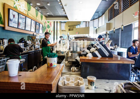 Miami Beach, Florida, Starbucks Coffee, innen, innen, Schalter, Baristas, Angestellte, Besucher reisen Reisen Touristik Tourismus Wahrzeichen Kult Stockfoto