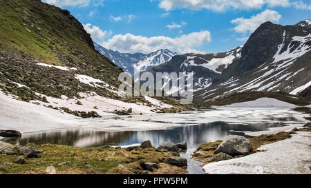 Werfen Sie einen Blick auf einen See auf dem Flüela Pass in Graubünden, Schweiz. Es ist ein hoher Berg in den Schweizer Alpen im Kanton Graubünden. Stockfoto